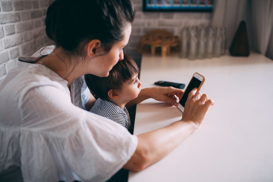 Mẹ cùng bé ôn lại số điện thoại mỗi ngày