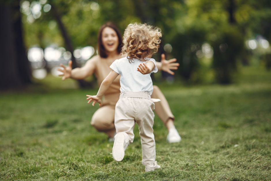 Bé vui mừng chạy đến ôm mẹ sau khi được giúp đỡ