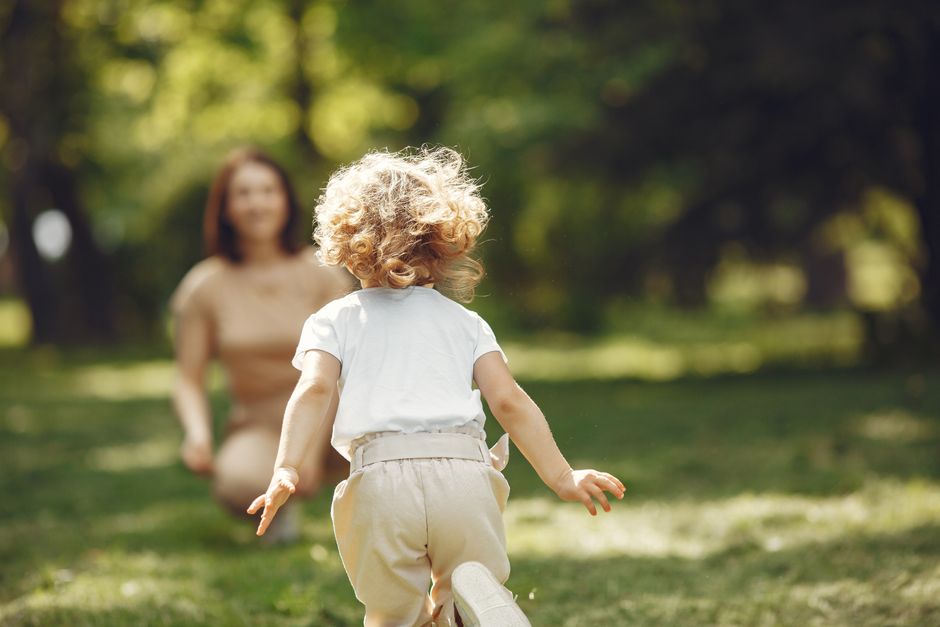 Bé chạy đến ôm mẹ sau khi được giúp đỡ tìm lại