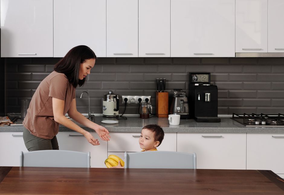 Khi ngửi thấy mùi khét trong nhà, bé cần làm gì đầu tiên?