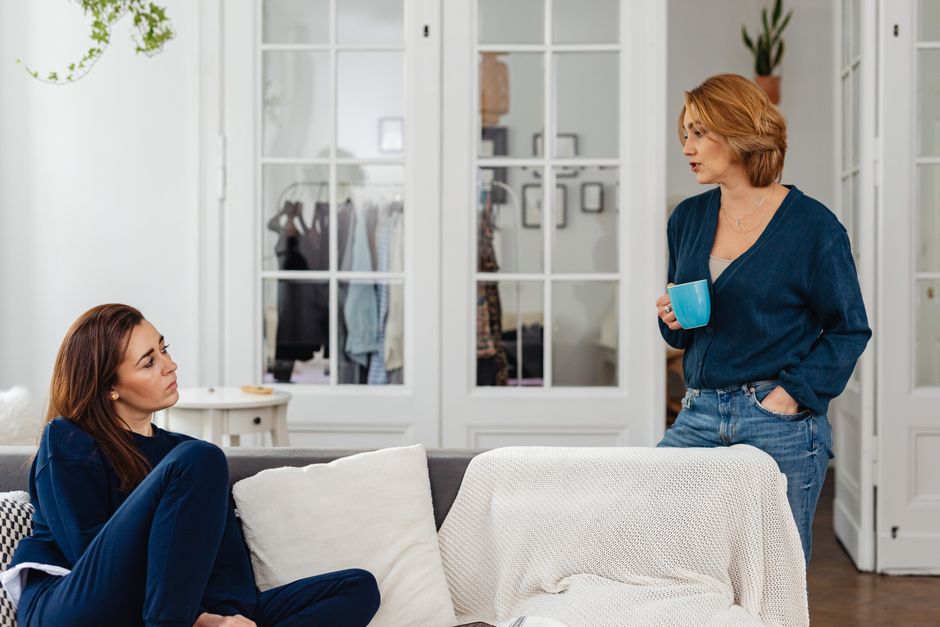Một người phụ nữ có con nhỏ cũng là lựa chọn an toàn để nhờ giúp đỡ
