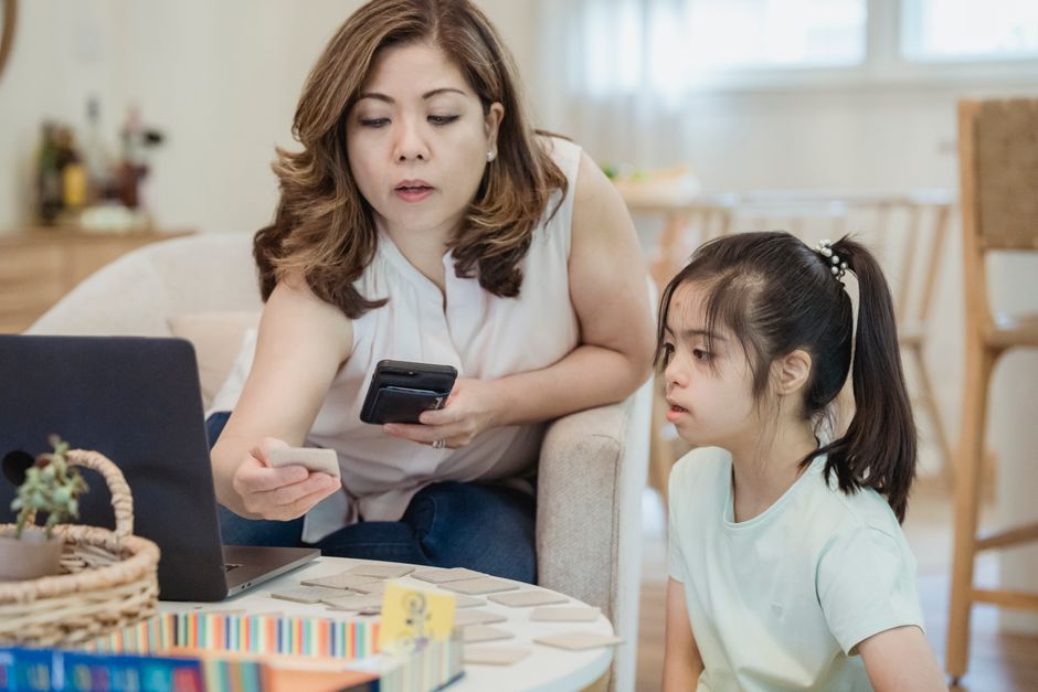 Mẹ hướng dẫn con học tại nhà