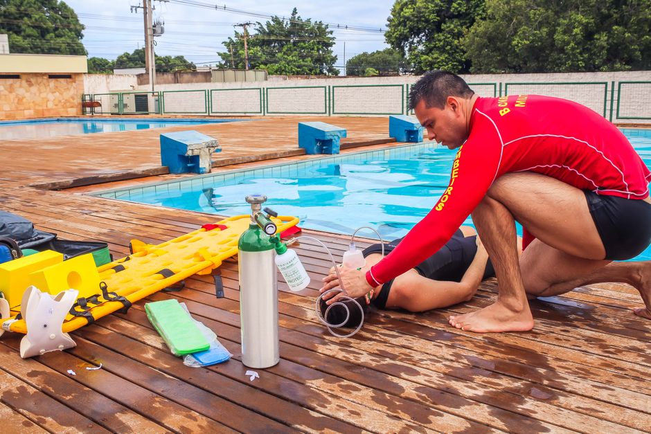 Nhân viên cứu hộ ở bể bơi