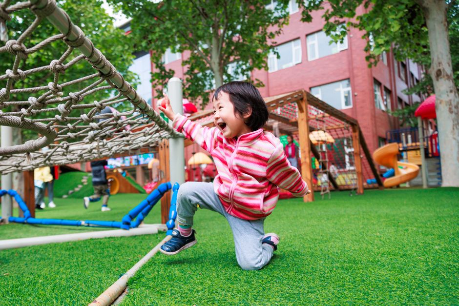 Bé Thỏ học tìm chú bảo vệ, cô giáo khi cần giúp đỡ