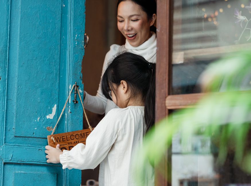 Mẹ mở cửa đón con về nhà