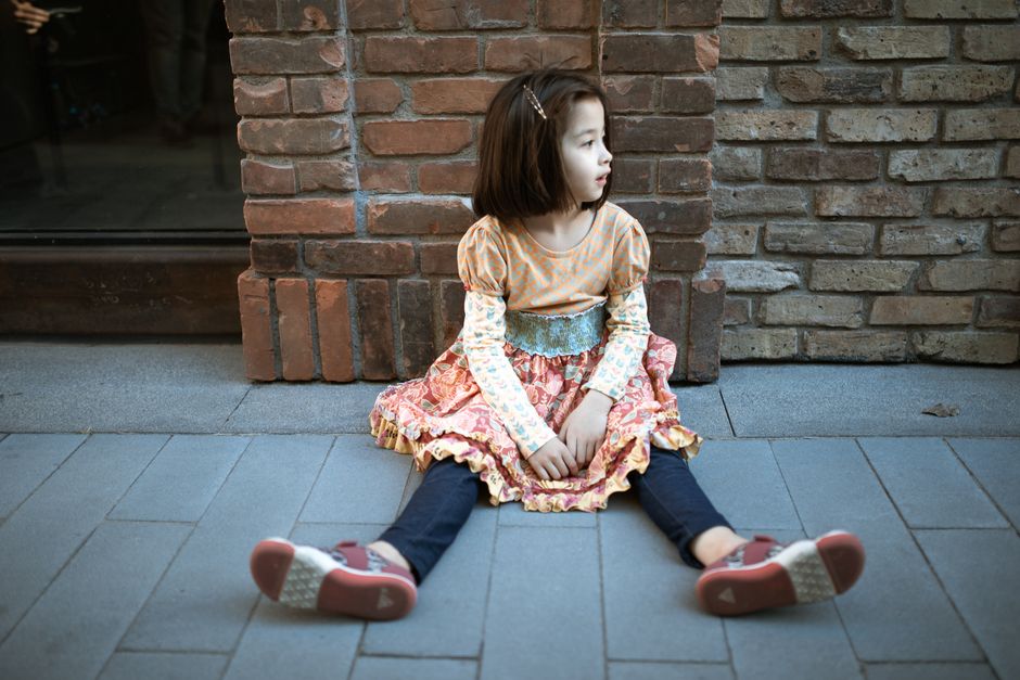 Bé che đầu để bảo vệ bản thân