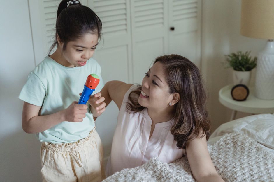 Mẹ vui đùa cùng con