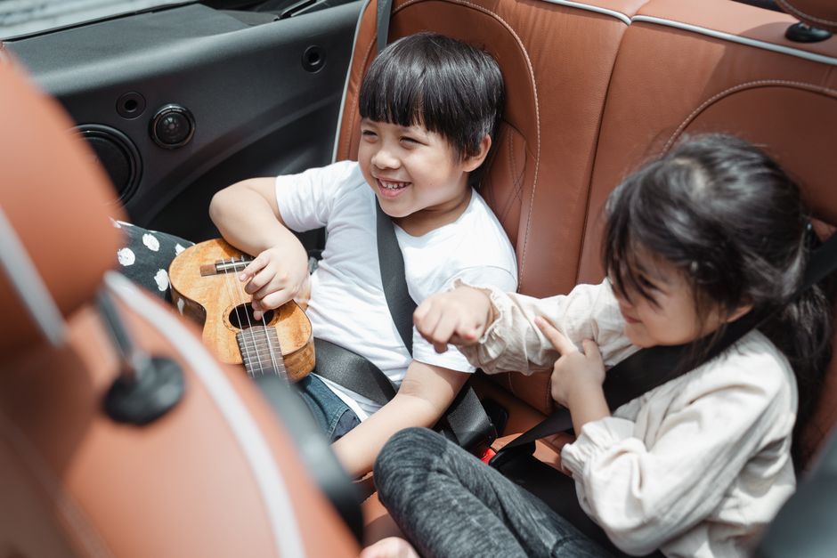 Bé Cà Rốt và chiếc dây an toàn trên ô tô