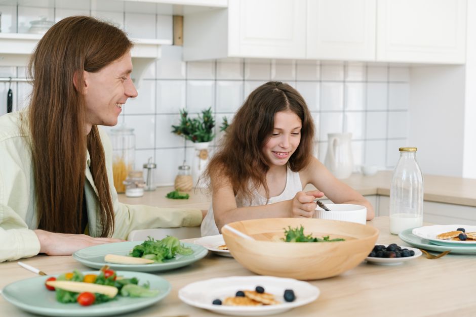 Bố trò chuyện với con gái trong bếp