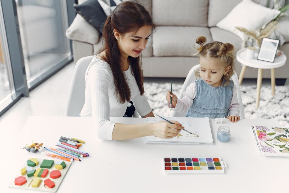 Mẹ ngồi cùng bé làm đồ thủ công