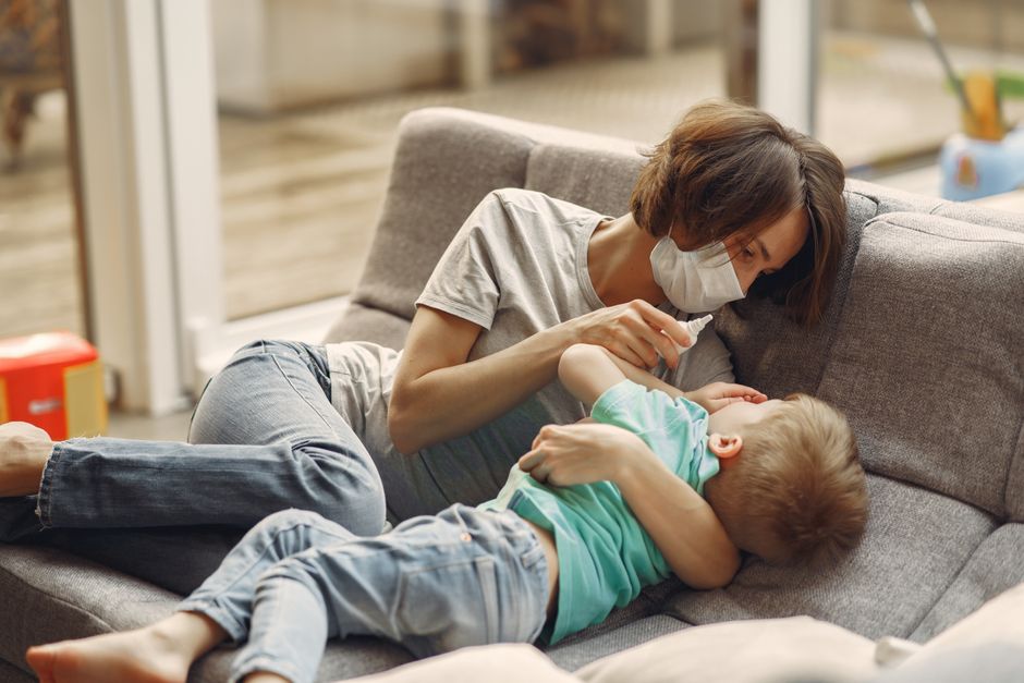 Mẹ cho bé uống thuốc đúng liều
