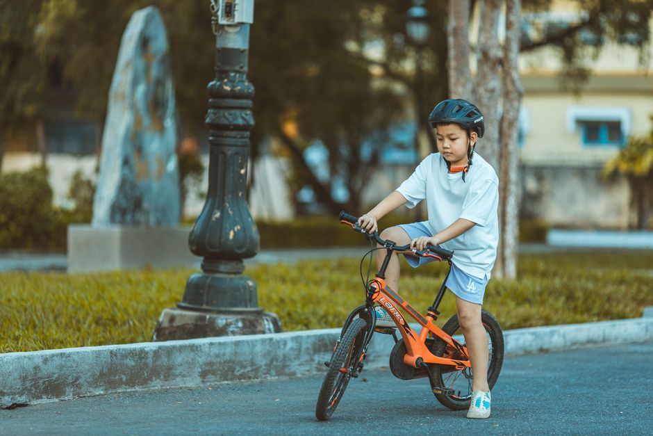 Bé Nấm và bài học đi xe đạp đúng làn đường