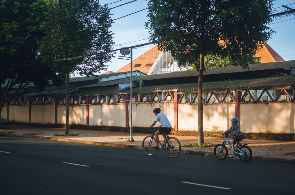 Các bạn nhỏ đạp xe trên đường