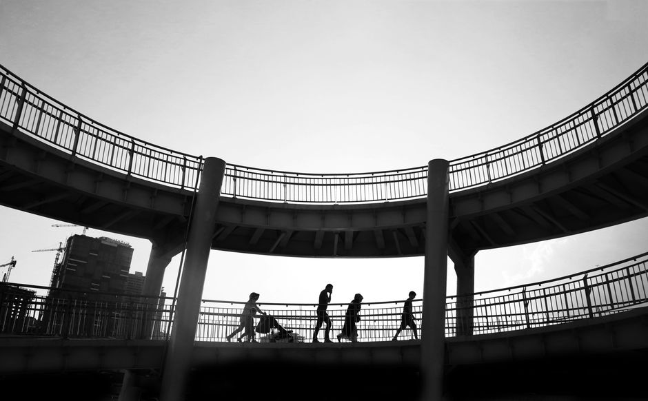 Cầu vượt dành cho người đi bộ bắc qua đường lớn