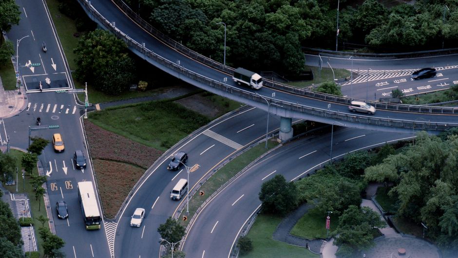 Đại lộ nhiều làn xe đông đúc