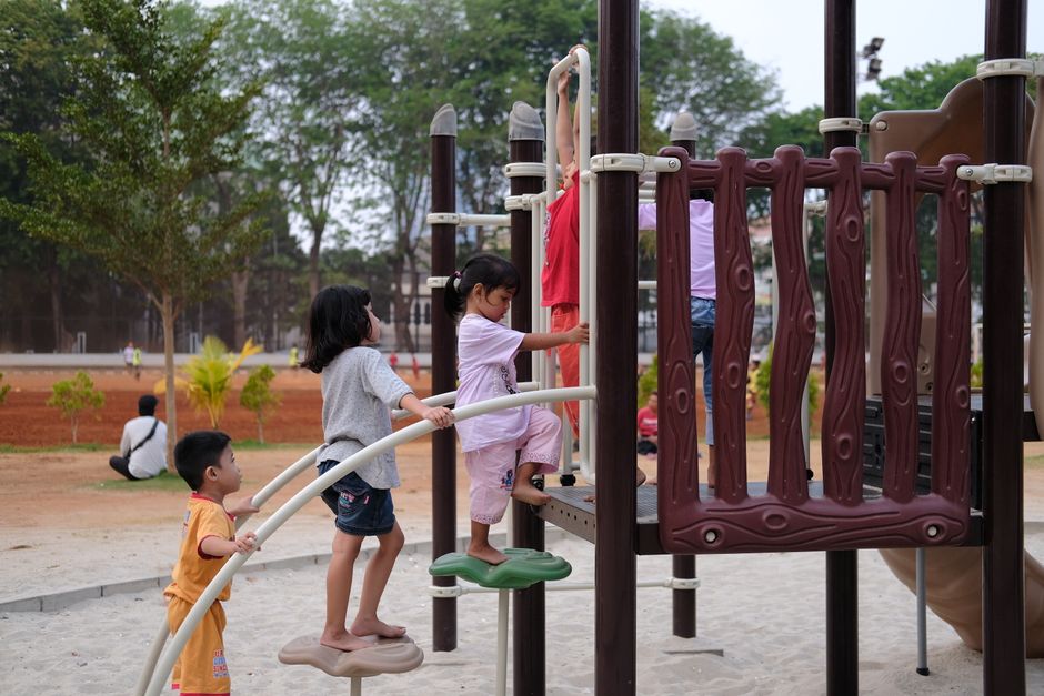 Các bạn nhỏ vui chơi ngoài trời