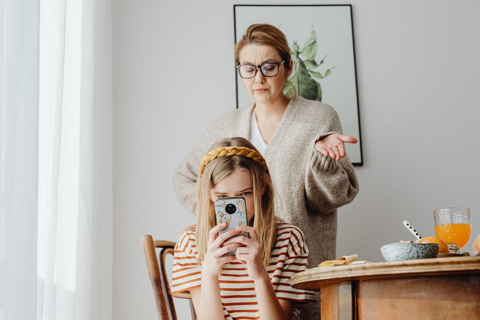Bé gái chăm chú đọc tin nhắn trên điện thoại