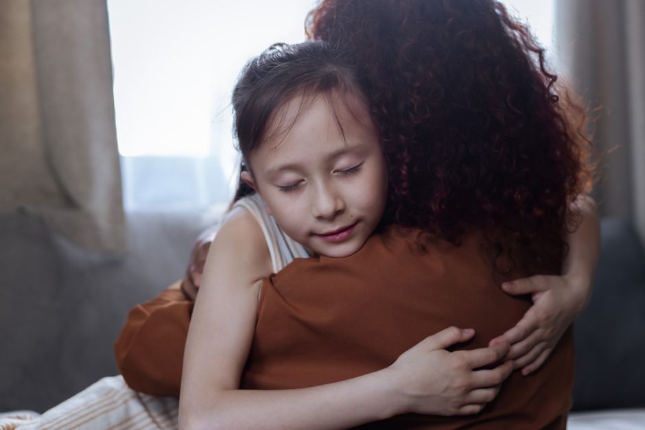 Mẹ ôm an ủi con