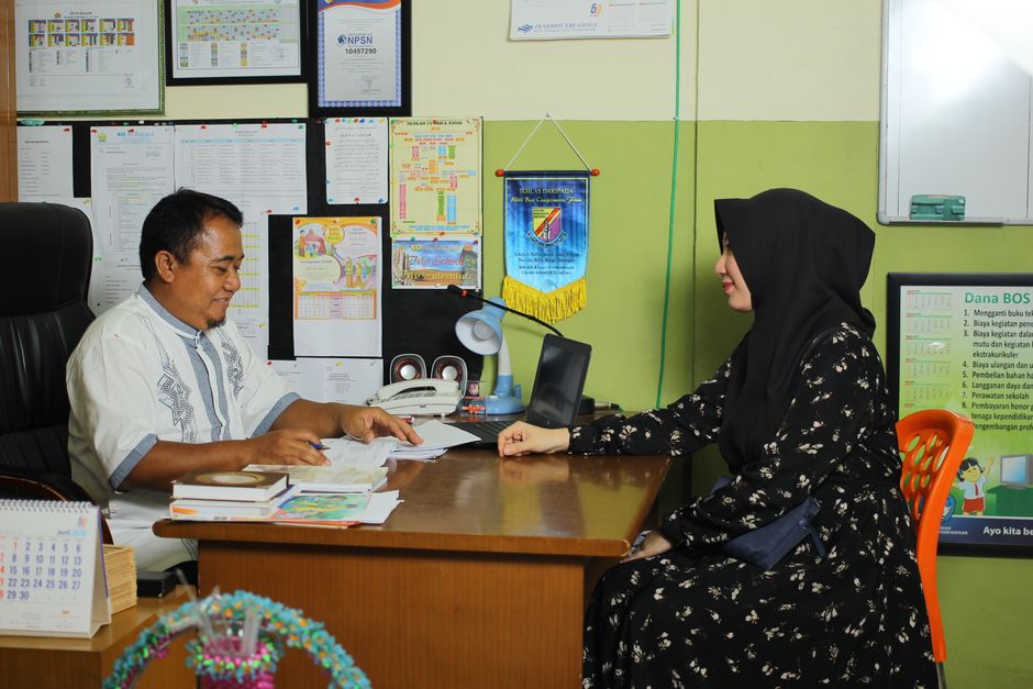 Cô giáo trao đổi cùng phụ huynh và học sinh