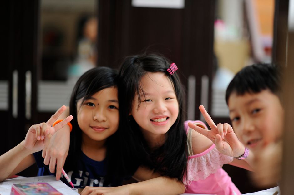 Bé gái vui vẻ cùng các bạn ở trường